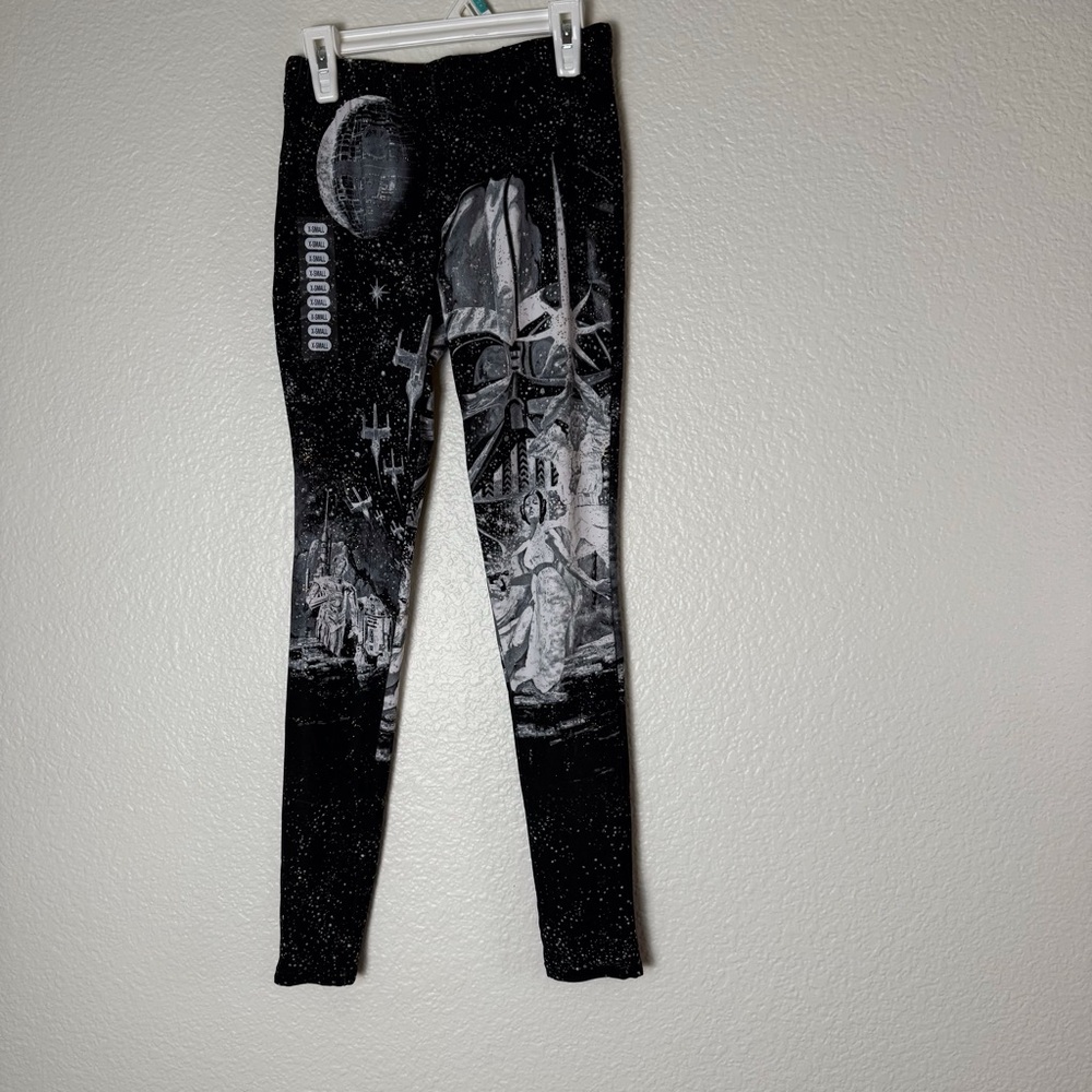 Womens Sz XS Star Wars leggings NWT Black & Silver/Gold